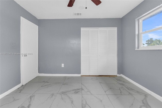 Building Photo - 5807 SW 27th St