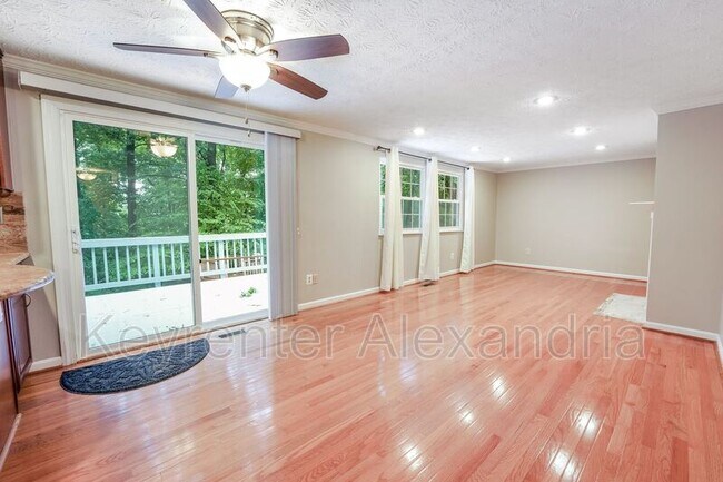 Building Photo - 6410 Kings Landing Rd