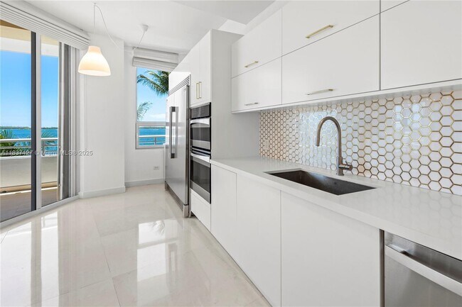 Building Photo - 808 Brickell Key Dr
