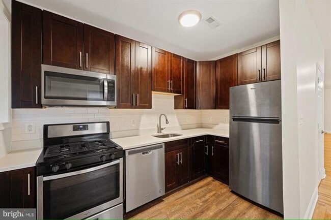 Building Photo - Available Now- Beautiful 3 Bedroom, 2 Bath...