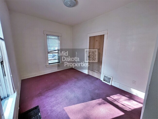 Building Photo - 1200 E 3rd-2 Bedroom house