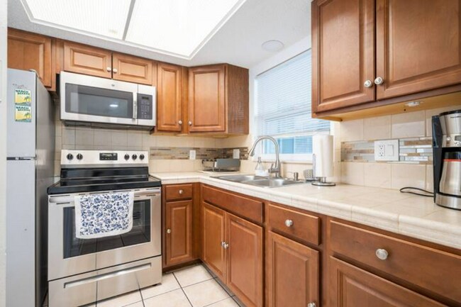 Kitchen - 4017 Audubon Dr