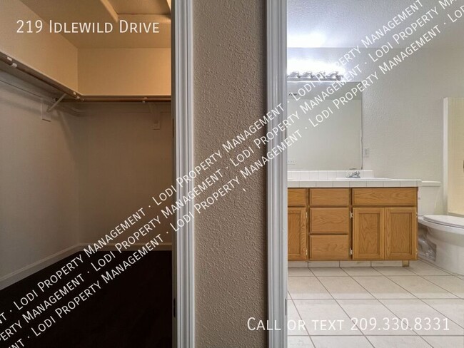 Building Photo - 219 Idlewild Dr