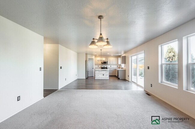 Building Photo - 4 Bed 2 Bath home for rent