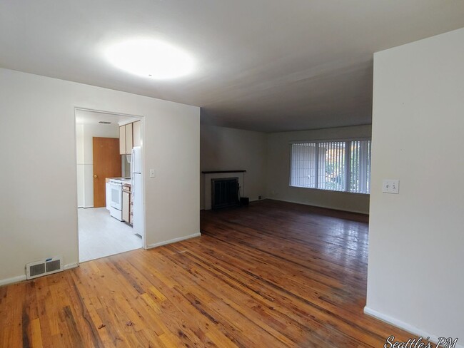 Building Photo - Wonderful 2 Bedroom Home with Oversized Of...