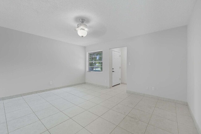 Building Photo - Non gated neighborhood in Naples