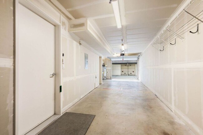 Building Photo - Prime Redmond Location at the Element