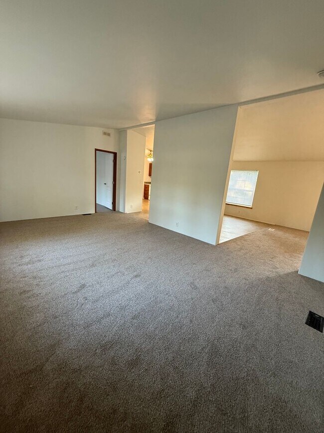 Building Photo - SPIRIT LAKE HOME (P#440)