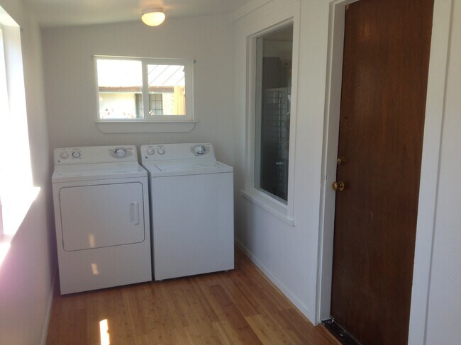 Building Photo - 415 Cedar St