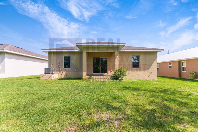 Building Photo - Amazing 3 bedroom 2 bath home in Rotonda W...