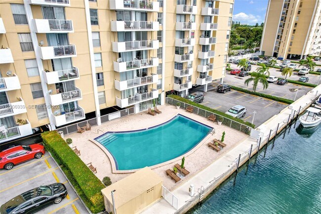 Building Photo - 2000 NE 135th St