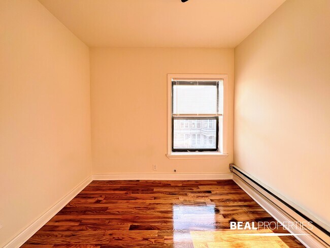 Building Photo - 825 W Waveland Ave
