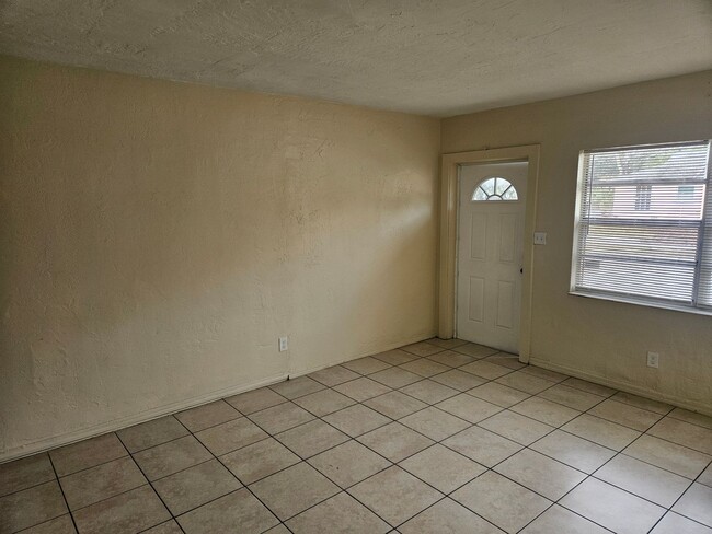 Building Photo - 2 Bedroom Unit in St Pete- Available February 3!