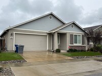 Building Photo - 4 Bedroom/ 2 Bathroom home in newer neighb...