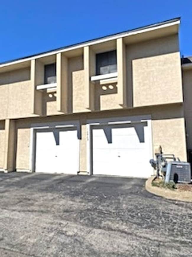 Building Photo - 10903 Gillette St