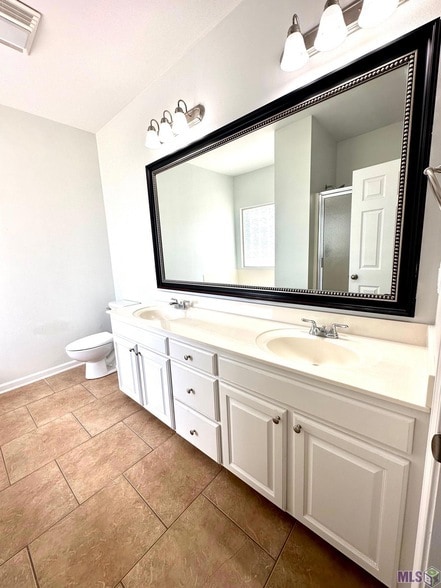 Building Photo - 40303 Crestridge Dr