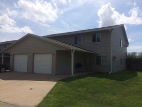 Building Photo - 2 Bedroom, Single-story Townhomes for rent in Osceola, IA