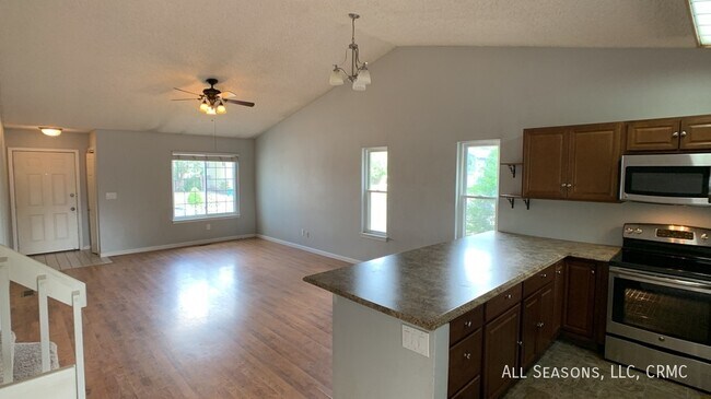 Building Photo - 210 Wallace St