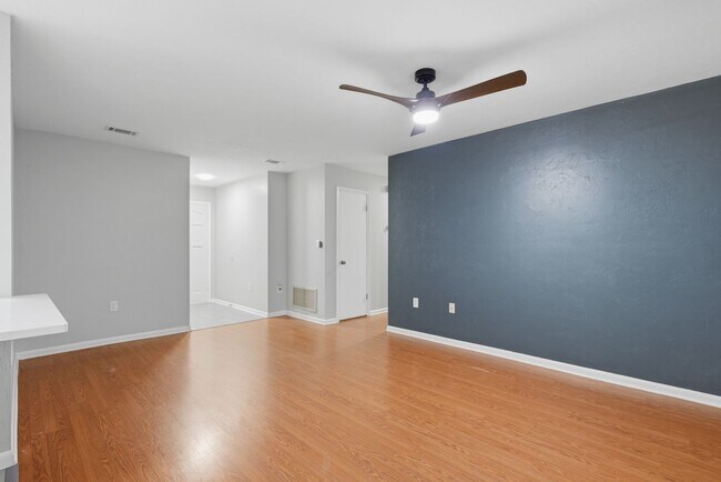 Building Photo - Roomy 3 bedroom 2 bath with great fenced yard