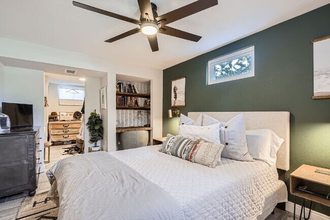 Building Photo - Available September! Charming House for rent in the Crest Club neighborhood!