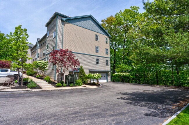 Building Photo - 3 Country Club Dr