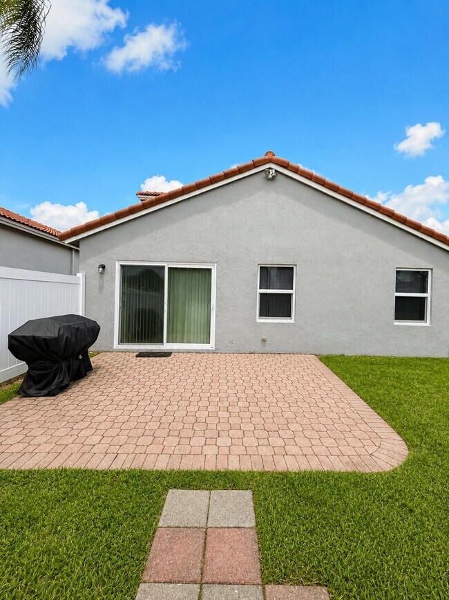 Building Photo - 332 NW 107th Ave