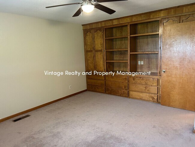 Building Photo - Available Soon!! Extra Big 5 Bedroom Country Home That You Have To See!!!