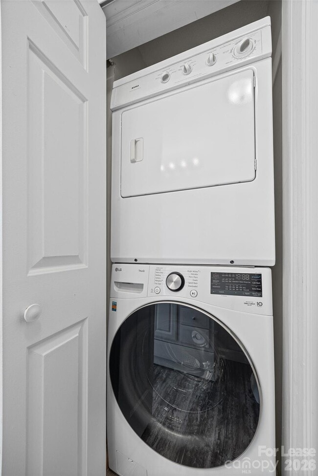 Building Photo - 372 Northwest Dr