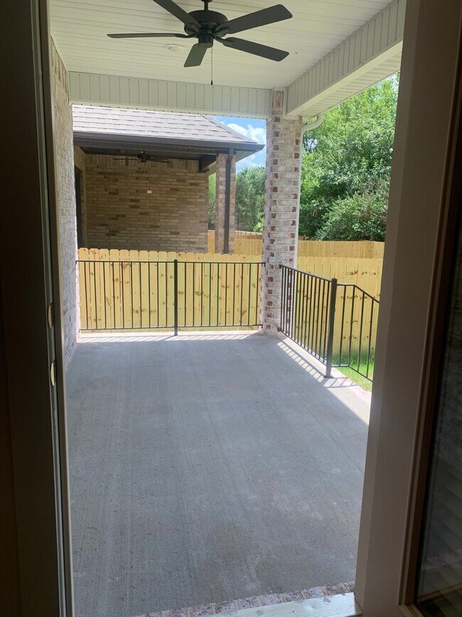 Building Photo - Like New Four Bedroom Three Bath in NW Fay...