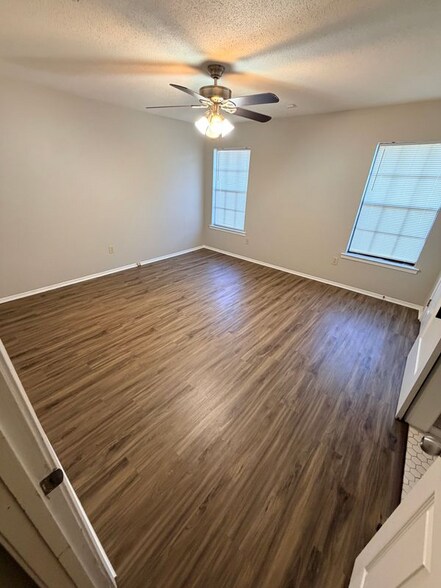 Building Photo - 406 Sheila Blvd