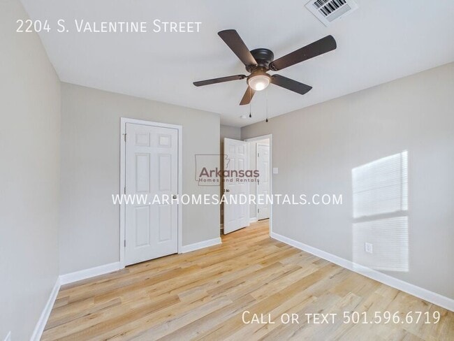 Building Photo - 2204 S Valentine St