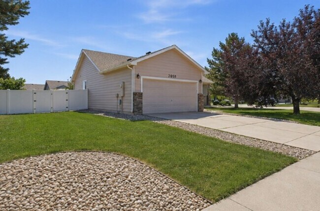 Building Photo - AVAILABLE NOW –   3 BD, 2 BA, 2 Car Garage - Pet Friendly | Wellington, CO
