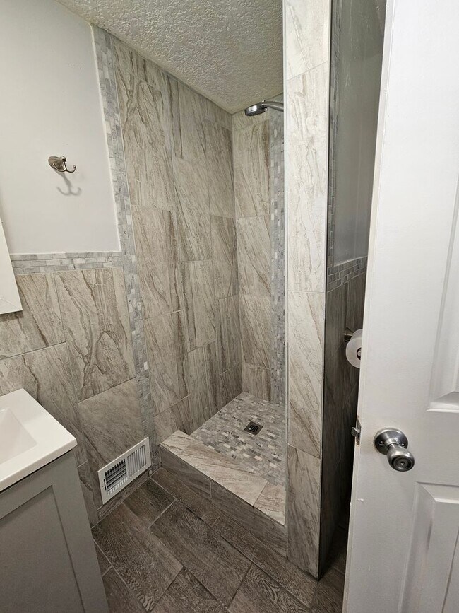 Building Photo - Beautiful 5 Bedroom home in Great Layton Location!