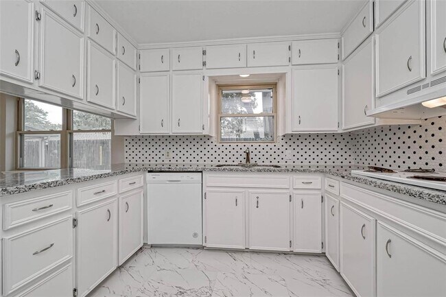 Building Photo - 26414 Maplewood Dr
