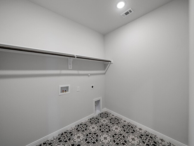 Building Photo - Almost New Modern Look 4 Bed 3 Bath House ...