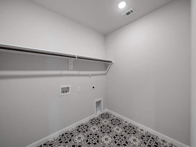 Building Photo - Almost New, Modern Look 4 Bed 3 Bath House in Van Alstyne Available Now!