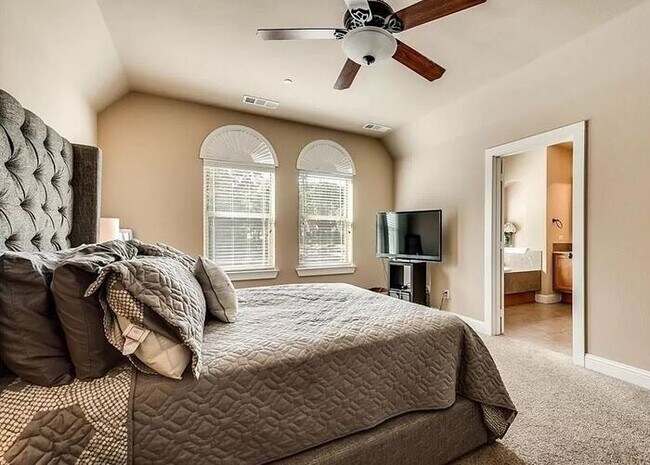 Building Photo - Upscale living in this fabulous Townhome!