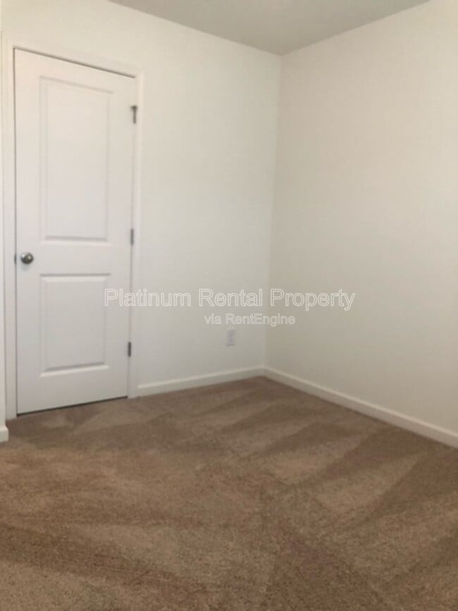 Building Photo - 202 Grand Central Wy