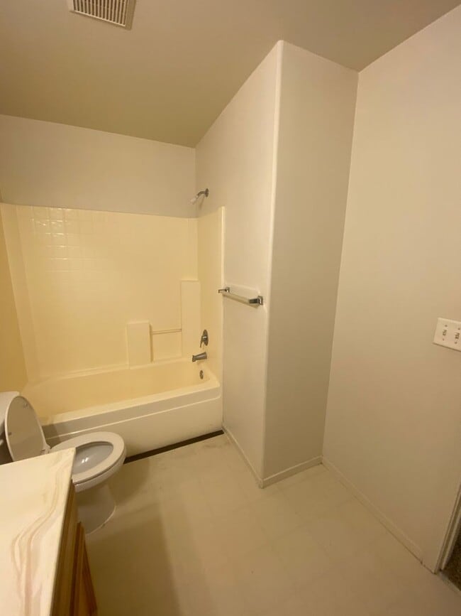 Building Photo - Charming 3 Bedroom