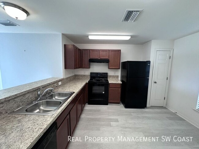 Building Photo - 438 Shadow Lakes Dr