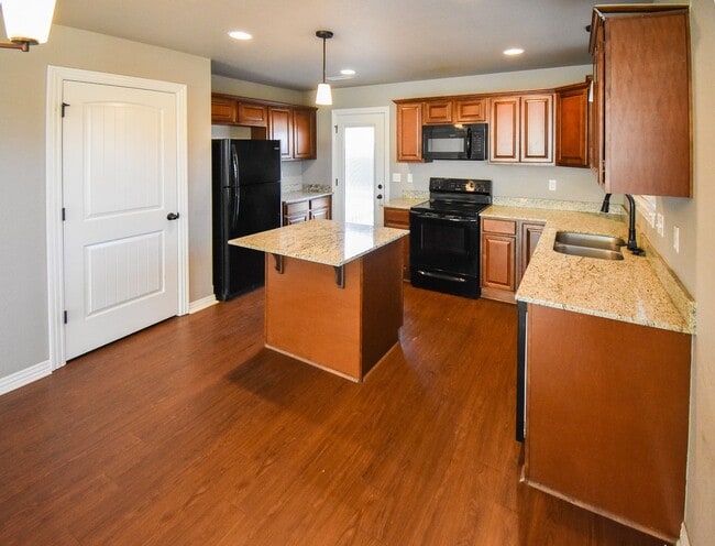 Building Photo - 3 Bedroom 2.5 Bathroom Home in Fayetteville AR!