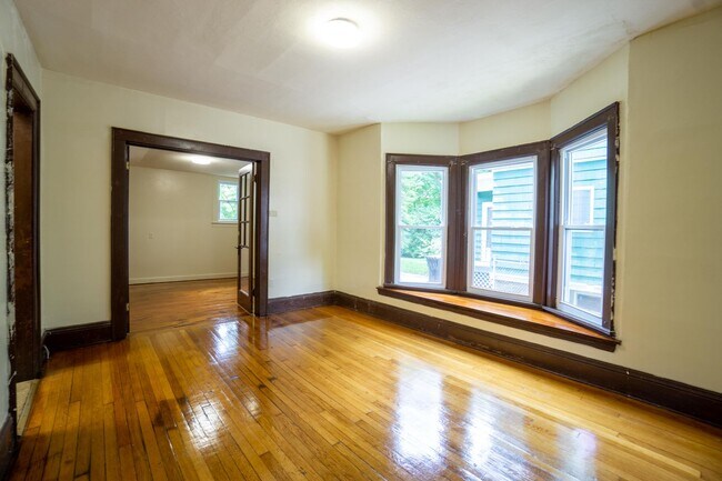 Building Photo - Spacious 5 Bed/2 Bath Single Family Home W...
