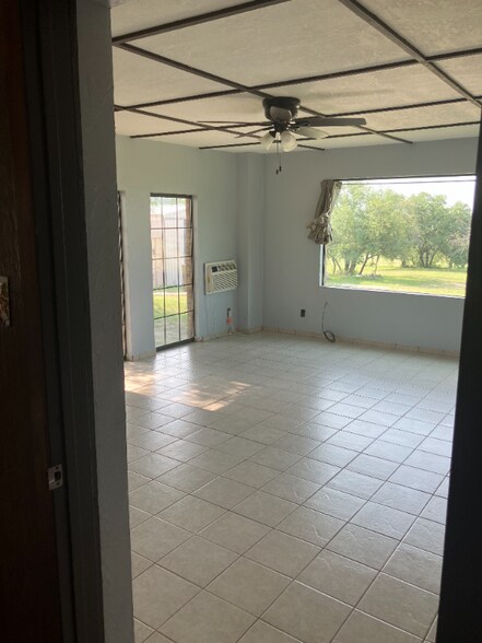 Building Photo - 425 Private Rd 816