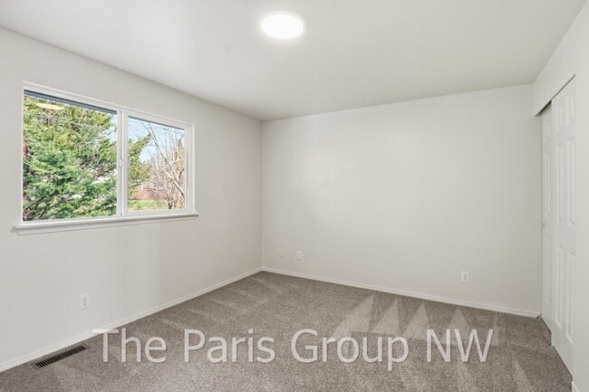 Building Photo - Spectacular Spacious 5BR Home in Sultan * Great Location * New Paint/Flooring/Appliances +++