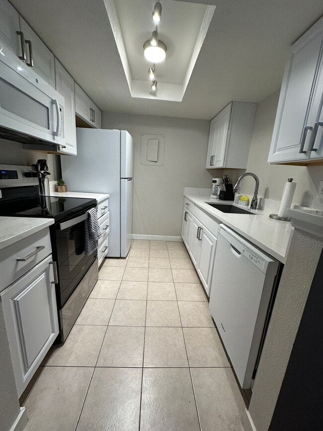 Building Photo - Bright & Updated 2Bd/1Ba Condo in Aurora