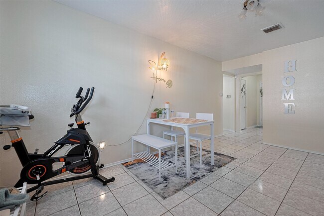 Building Photo - 12223 Sharpview Dr