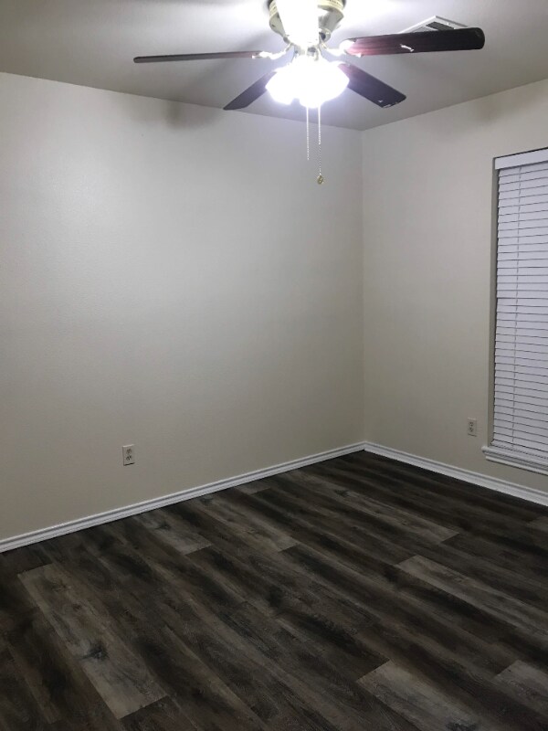 Building Photo - 1217 Oak Dr