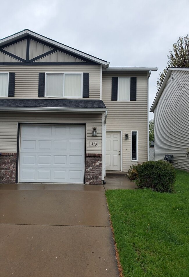 Primary Photo - Duplex in CDA !