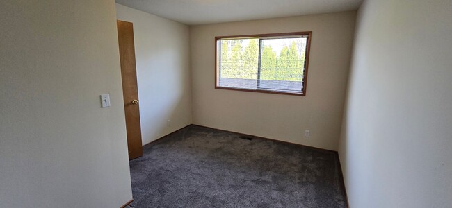 Building Photo - 5 Bedroom Home Close to University of Oregon