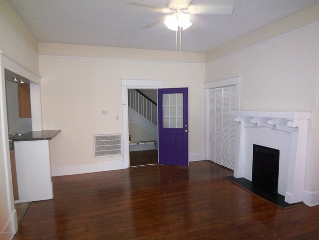 Building Photo - 705 E 5th St